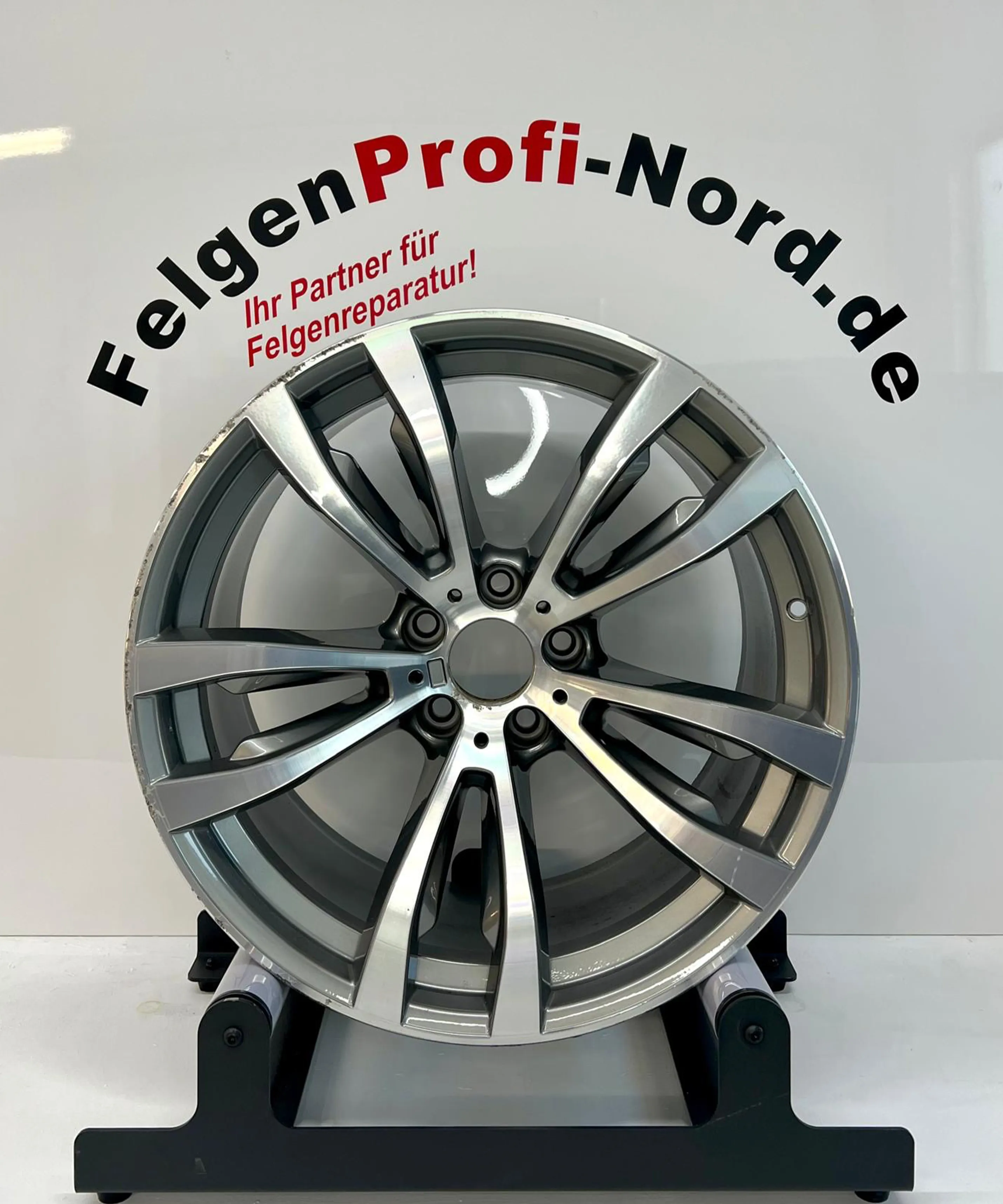 BMW Felge mit Kratzern vor der Aufbereitung