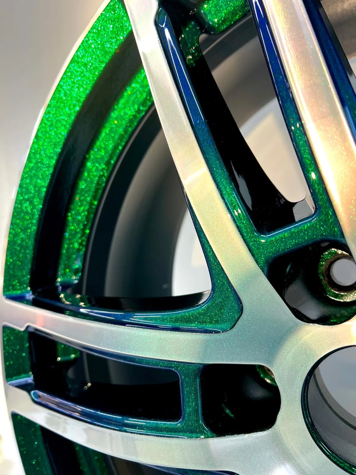 Detailansicht einer grünen CNC-Felge