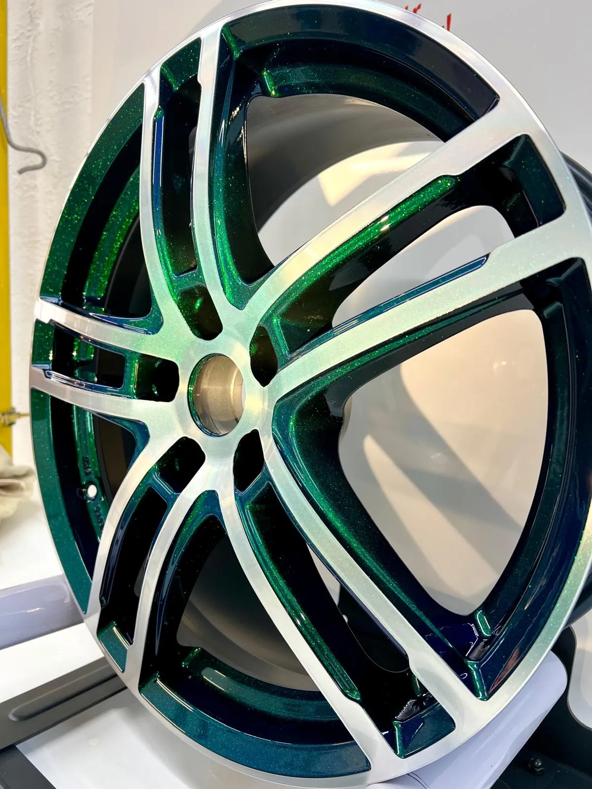 CNC-gedrehte Felge in Grün, seitliche Ansicht